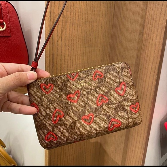 ❌Sold❌🔥Corner Zip Wristlet With Hearts Print - Picture 3 of 8